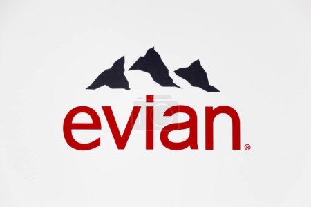 Foto de Frankfurt, Alemania - 30 de julio de 2017: Logotipo de agua mineral de Evian en una pared. Evian es una empresa francesa que embotella y comercializa agua mineral de varias fuentes cerca de Evian-les-Bains - Imagen libre de derechos