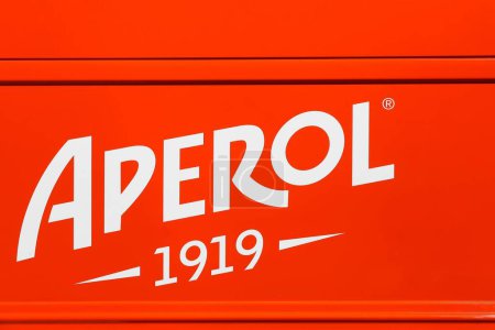 Téléchargez les photos : Aarhus, Danemark - 8 juin 2023 : Logo Aperol sur un véhicule. Aperol est un apéritif amer italien à base de gentiane, rhubarbe et cinchona, entre autres ingrédients - en image libre de droit