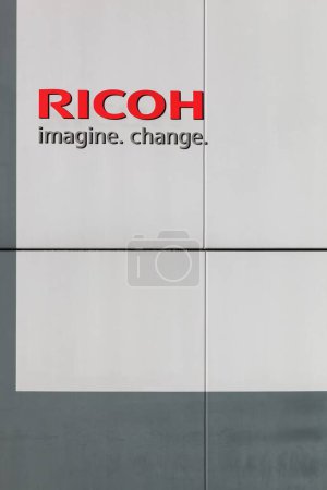 Foto de Skejby, Dinamarca - 27 de noviembre de 2016: Logo de Ricoh en un edificio. Ricoh Company, Ltd.es una multinacional japonesa de imágenes y electrónica. - Imagen libre de derechos