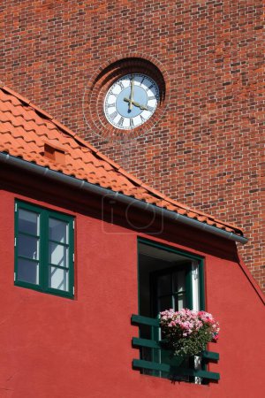 Casa con la iglesia de nuestra señora en Svendborg, Dinamarca