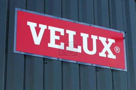 Téléchargez les photos : Saint Georges, France - 21 janvier 2024 : Logo Velux sur un mur. Velux est une entreprise danoise spécialisée dans les fenêtres et puits de lumière - en image libre de droit