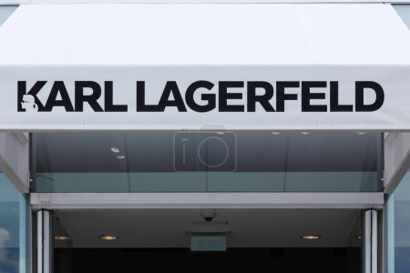 Téléchargez les photos : Villefontaine, France - 24 mai 2018 : Logo Karl Lagerfeld sur un mur. Karl Lagerfeld était un créateur de mode allemand - en image libre de droit