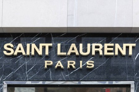 Foto de Copenhague, Dinamarca - 4 de agosto de 2019: logotipo de Yves Saint Laurent en una pared. Yves Saint Laurent es una casa de moda francesa de lujo fundada en 1962 - Imagen libre de derechos