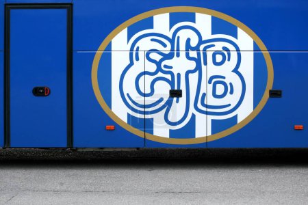 Foto de Helsingor, Dinamarca - 13 de octubre de 2021: Logotipo de Esbjerg FB en un autobús. Esbjerg FB es un club de fútbol profesional danés con sede en Esbjerg, Jutlandia Occidental, que juega en la 2ª división. - Imagen libre de derechos