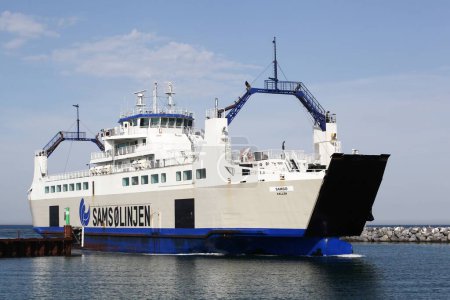 Foto de Ballen, Dinamarca - 9 de agosto de 2020: Barco de ferry navegando entre el puerto de Kalundborg y Ballen en la isla de Samso - Imagen libre de derechos