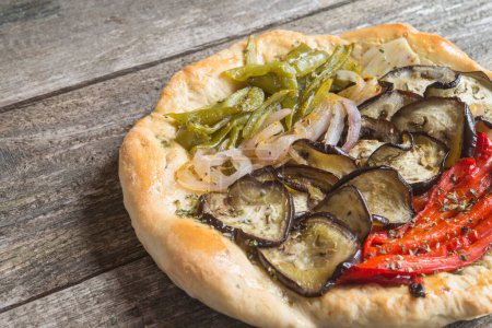 Foto de Focaccia vegetal / pizza Pan con verduras Cebolla, pimienta y berenjena - Imagen libre de derechos
