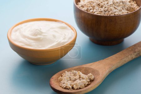 Téléchargez les photos : Exfoliant de yaourt naturel à l'avoine - en image libre de droit