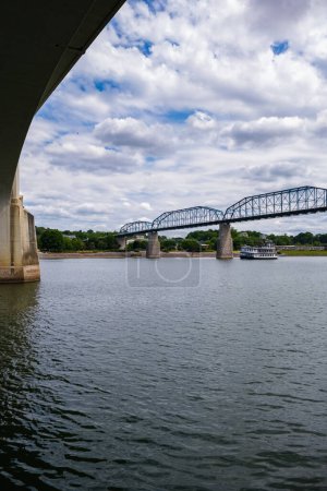 Téléchargez les photos : Chattanooga, Tennessee États-Unis - 13 mai 2022 : Paysage urbain du centre-ville le long de la rivière Tennessee avec un bateau de croisière touristique - en image libre de droit