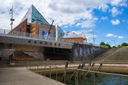 Téléchargez les photos : Chattanooga, Tennessee États-Unis - 13 mai 2022 : Le populaire aquarium du Tennessee situé dans le quartier du centre-ville le long du Riverfront - en image libre de droit