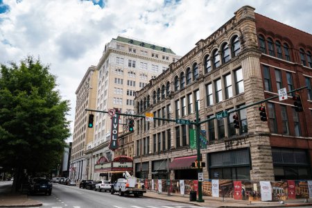 Téléchargez les photos : Chattanooga, Tennessee États-Unis - 13 mai 2022 : Bâtiments anciens le long de la populaire rue Broad dans le centre-ville - en image libre de droit