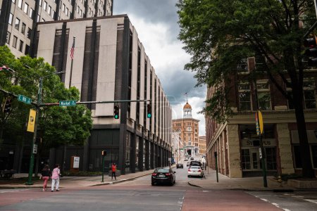 Foto de Chattanooga, Tennessee - 13 de mayo de 2022: Paisaje urbano en el centro de la ciudad a lo largo de Market Street en un día nublado - Imagen libre de derechos
