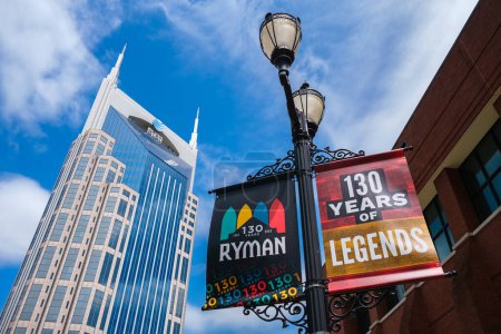 Foto de Nashville, Tennessee, Estados Unidos - 9 de mayo de 2022: Señal del histórico Auditorio Ryman y el recinto musical Grand Ole Opry en el distrito céntrico - Imagen libre de derechos
