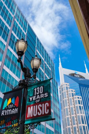 Foto de Nashville, Tennessee, Estados Unidos - 9 de mayo de 2022: Señal del histórico Auditorio Ryman y el recinto musical Grand Ole Opry en el distrito céntrico - Imagen libre de derechos