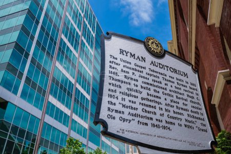 Téléchargez les photos : Nashville, Tennessee USA - May 9, 2022: Sign of the historical Ryman Auditorium and Grand Ole Opry music venue in the downtown district - en image libre de droit