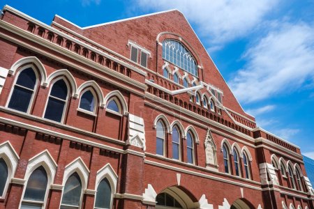 Téléchargez les photos : Nashville, Tennessee USA - May 9, 2022: Facade of the historical Ryman Auditorium and Grand Ole Opry music venue in the downtown district - en image libre de droit