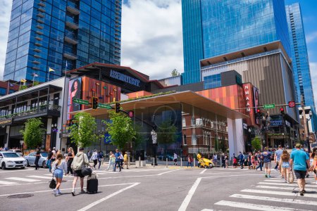 Téléchargez les photos : Nashville, Tennessee États-Unis - 9 mai 2022 : Skyline du centre-ville le long de Broadway populaire avec une architecture de bâtiment vintage et moderne - en image libre de droit