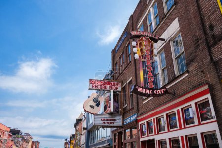 Foto de Nashville, Tennessee - 9 de mayo de 2022: Paisaje urbano del centro a lo largo de la popular Broadway con arquitectura de edificios antiguos - Imagen libre de derechos