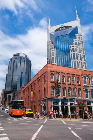 Téléchargez les photos : Nashville, Tennessee États-Unis - 9 mai 2022 : Skyline du centre-ville le long de Broadway populaire avec une architecture de bâtiment vintage et moderne - en image libre de droit
