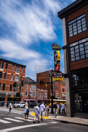 Foto de Nashville, Tennessee - 9 de mayo de 2022: Paisaje urbano del centro a lo largo de la popular Broadway con arquitectura de edificios antiguos - Imagen libre de derechos