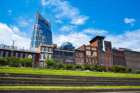 Téléchargez les photos : Nashville, Tennessee USA - May 9, 2022: Downtown cityscape skyline along the Riverfront with vintage and modern building architecture - en image libre de droit