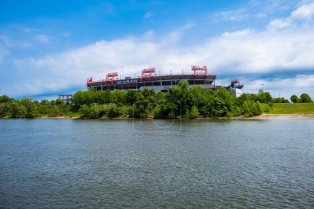 Foto de Nashville, Tennessee, Estados Unidos - 9 de mayo de 2022: Paisaje urbano en el centro a lo largo del río Cumberland con el Estadio Nissan - Imagen libre de derechos