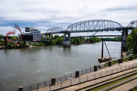 Foto de Nashville, Tennessee, Estados Unidos - 9 de mayo de 2022: Paisaje urbano en el centro a lo largo del río Cumberland con el puente peatonal John Seigenthaler - Imagen libre de derechos