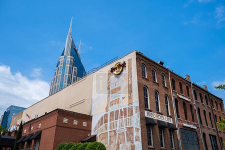 Téléchargez les photos : Nashville, Tennessee USA - May 9, 2022: Vintage architecture along popular Broadway with bars and entertainment in the downtown district - en image libre de droit