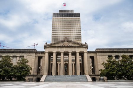 Foto de Nashville, Tennessee, Estados Unidos - 9 de mayo de 2022: Arquitectura griega clásica del edificio legislativo estatal ubicado en el distrito central - Imagen libre de derechos