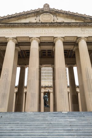 Foto de Nashville, Tennessee, Estados Unidos - 9 de mayo de 2022: Arquitectura griega clásica del edificio legislativo estatal ubicado en el distrito central - Imagen libre de derechos