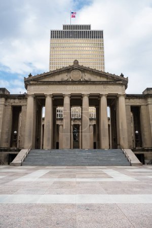Téléchargez les photos : Nashville, Tennessee USA - May 9, 2022: Classic Greek revival architecture of the state Legislative building located in the downtown district - en image libre de droit