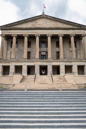 Foto de Nashville, Tennessee, Estados Unidos - 9 de mayo de 2022: Arquitectura clásica griega de renacimiento del edificio estatal del Capitolio ubicado en el distrito central - Imagen libre de derechos