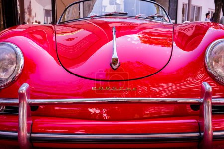 Foto de Miami, Florida, EE. UU. - 19 de febrero de 2023: El automóvil deportivo Porsche Speedster clásico se exhibe en la exhibición pública de automóviles Miami Concours en el exclusivo Distrito de Diseño - Imagen libre de derechos
