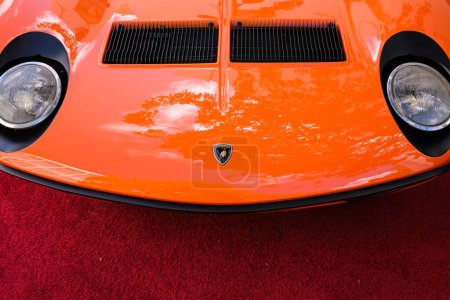 Téléchargez les photos : Miami, Floride États-Unis - 19 février 2023 : Une voiture de sport Lamborghini Miura vintage exposée au salon public du concours de Miami dans le quartier chic du design - en image libre de droit