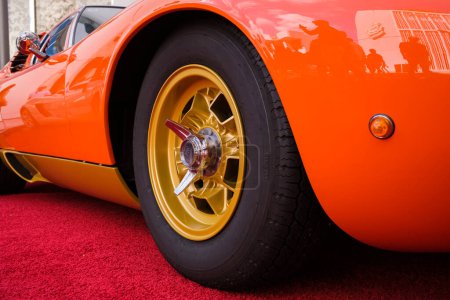 Téléchargez les photos : Miami, Floride États-Unis - 19 février 2023 : Une voiture de sport Lamborghini Miura vintage exposée au salon public du concours de Miami dans le quartier chic du design - en image libre de droit