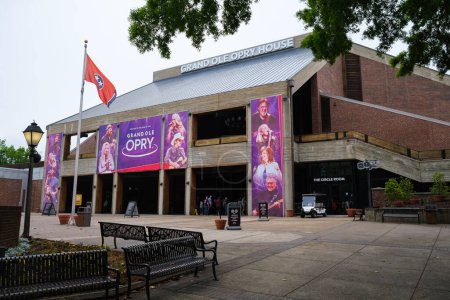 Téléchargez les photos : Nashville, Tennessee USA - 7 Mai 2022 : Lieu de musique country populaire Grand Ole Opry House - en image libre de droit