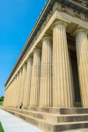 Téléchargez les photos : Nashville, Tennessee États-Unis - 10 mai 2022 : Touristes profitant de la réplique du Parthénon dans le populaire parc du Centenaire dans le quartier ouest - en image libre de droit