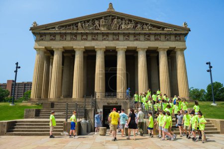 Foto de Nashville, Tennessee - 10 de mayo de 2022: Los turistas disfrutan de la réplica del Partenón en el popular Parque del Centenario en el distrito oeste - Imagen libre de derechos