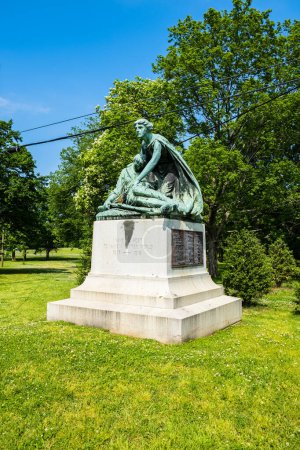 Foto de Nashville, Tennessee, EE.UU. - 10 de mayo de 2022: Estatua conmemorativa ubicada en el popular Parque del Centenario en el distrito del extremo oeste - Imagen libre de derechos