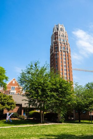 Foto de Nashville, Tennessee, EE.UU. - 10 de mayo de 2022: Estilo de arquitectura vintage de la torre recién terminada en el campus de la Universidad de Vanderbilt y una casa de fraternidad ubicada en el distrito oeste - Imagen libre de derechos
