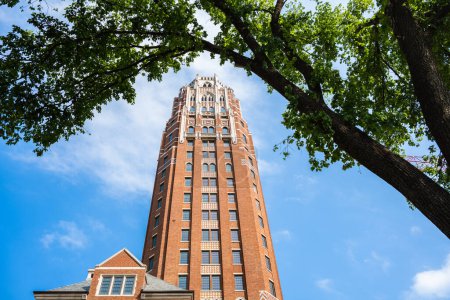 Foto de Nashville, Tennessee, EE.UU. - 10 de mayo de 2022: Estilo de arquitectura vintage de la torre recién terminada en el campus de la Universidad Vanderbilt ubicado en el distrito oeste - Imagen libre de derechos