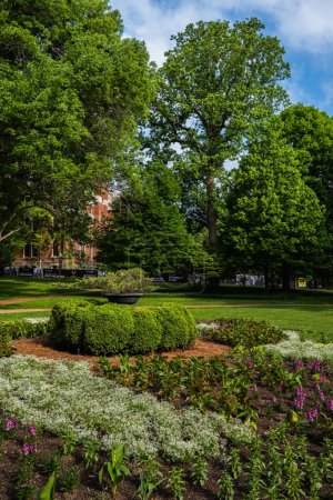 Foto de Nashville, Tennessee, EE.UU. - 10 de mayo de 2022: Hermoso paisaje de jardín del campus de la Universidad de Vanderbilt ubicado en el distrito oeste - Imagen libre de derechos