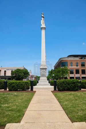 Foto de Franklin, Tennessee - 12 de mayo de 2023: Monumento a las soldaduras confederadas de la Guerra Civil Estadounidense a lo largo de Main Street en este pequeño pueblo rural al sur de Nashville - Imagen libre de derechos