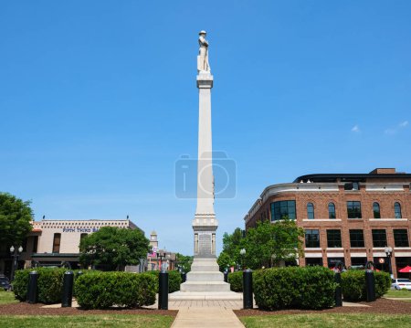 Téléchargez les photos : Franklin, Tennessee États-Unis - 12 mai 2023 : Mémorial aux soldats confédérés de la guerre de Sécession le long de la rue Main dans cette petite ville rurale au sud de Nashville - en image libre de droit