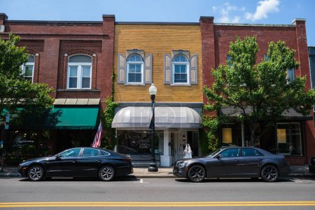 Téléchargez les photos : Franklin, Tennessee États-Unis - 12 mai 2023 : Vue sur le paysage urbain avec une architecture vintage le long de la rue Main dans cette petite ville rurale au sud de Nashville - en image libre de droit