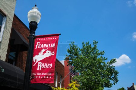 Téléchargez les photos : Franklin, Tennessee États-Unis - 12 mai 2023 : Panneau du rodéo urbain le long de la rue Main dans cette petite ville rurale au sud de Nashville - en image libre de droit