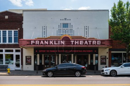Foto de Franklin, Tennessee - 12 de mayo de 2023: Pequeño teatro vintage ubicado en Main Street en esta pequeña ciudad rural al sur de Nashville - Imagen libre de derechos