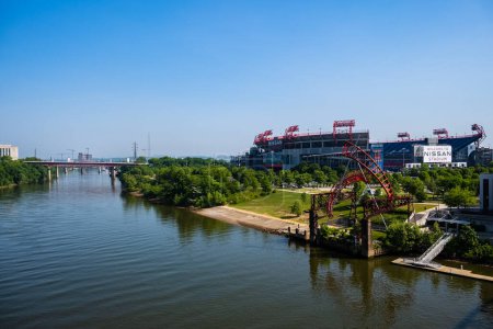Foto de Nashville, Tennessee - 12 de mayo de 2023: Vista del estadio Nissan desde el puente peatonal John Seigenthaler a lo largo del río Cumberland - Imagen libre de derechos