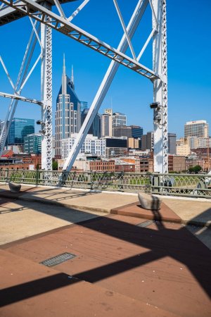 Téléchargez les photos : Nashville, Tennessee États-Unis - 12 mai 2023 : Vue panoramique du centre-ville depuis le pont piétonnier John Seigenthaler vintage au-dessus de la rivière Cumberland - en image libre de droit