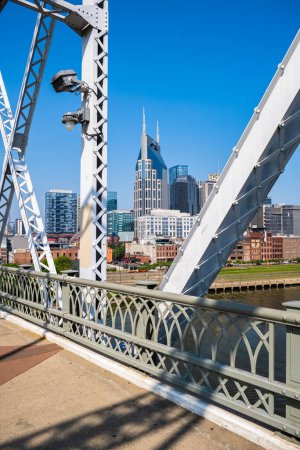Téléchargez les photos : Nashville, Tennessee États-Unis - 12 mai 2023 : Vue panoramique du centre-ville depuis le pont piétonnier John Seigenthaler vintage au-dessus de la rivière Cumberland - en image libre de droit