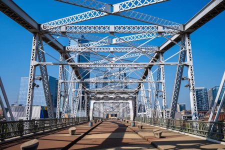 Foto de Nashville, Tennessee - 12 de mayo de 2023: Vista panorámica del centro desde el puente peatonal John Seigenthaler sobre el río Cumberland - Imagen libre de derechos